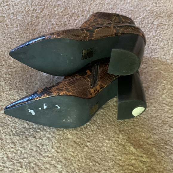 Jeffrey Campbell Ankle Boots Womens Snake Print Leather Pointed Toe Size 7.5 - Picture 6 of 7